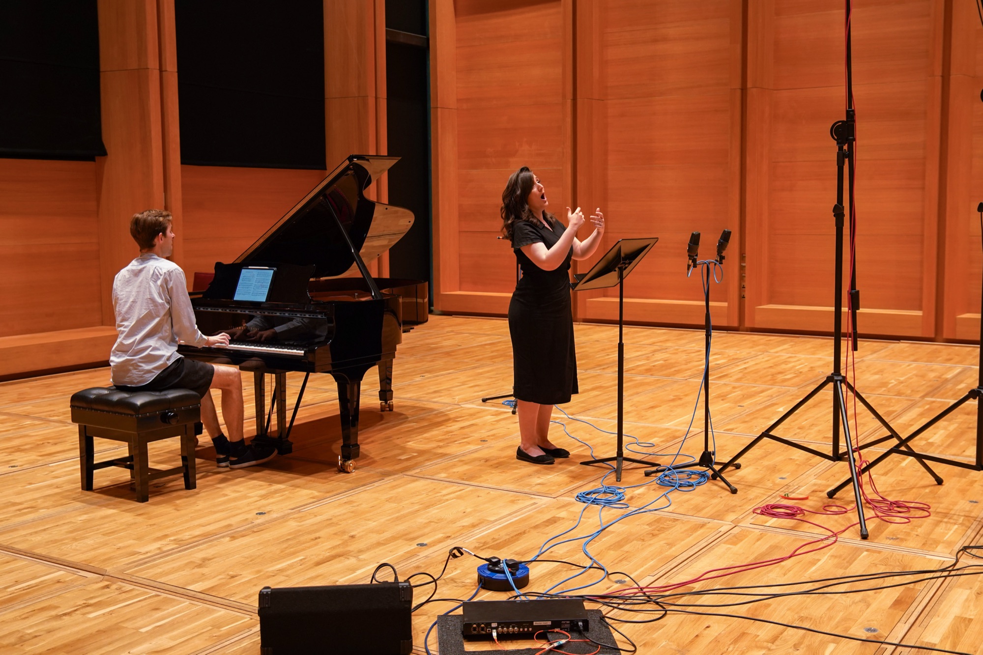 Beth Taylor performing